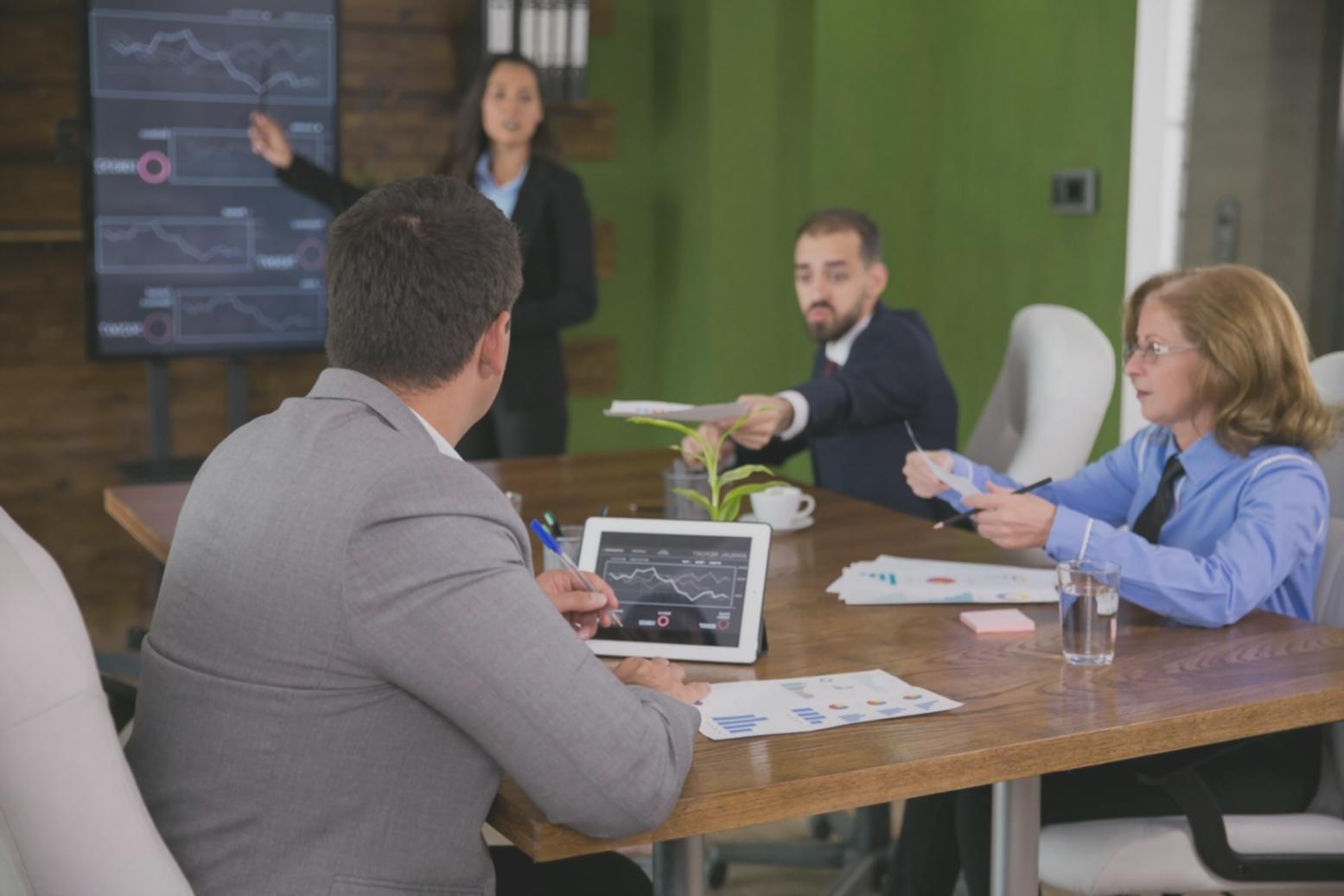 Profesional analizando múltiples pantallas con datos financieros en tiempo real