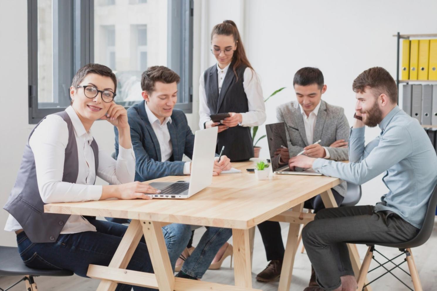 Espacio de aprendizaje colaborativo con estudiantes analizando datos financieros